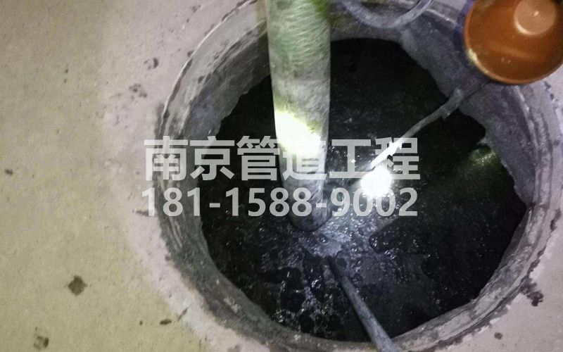 216上坝村清理化粪池