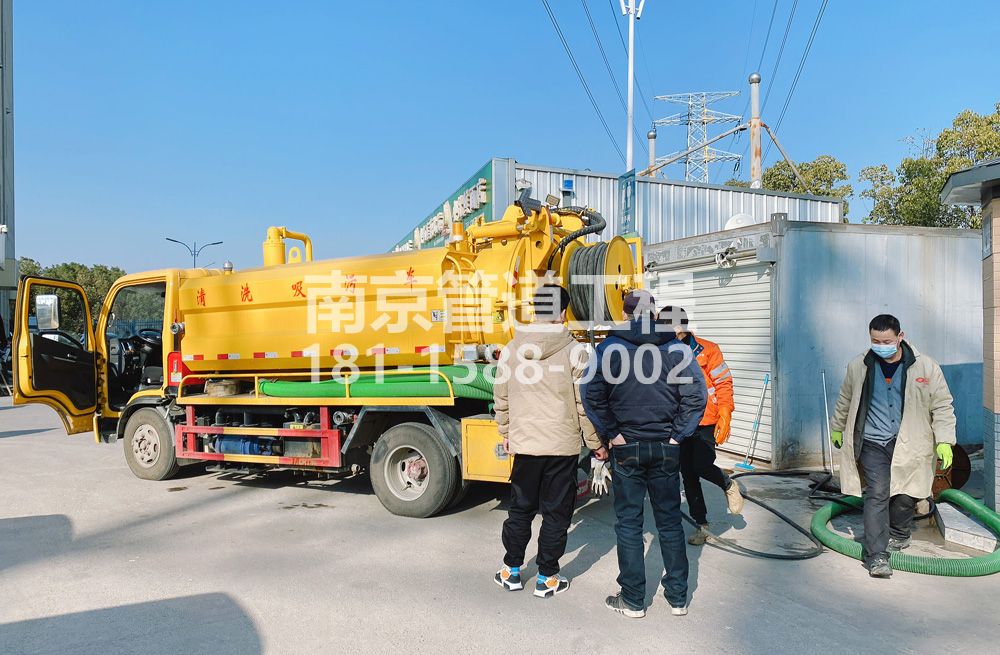 311上坝村粮油市场化粪池清理